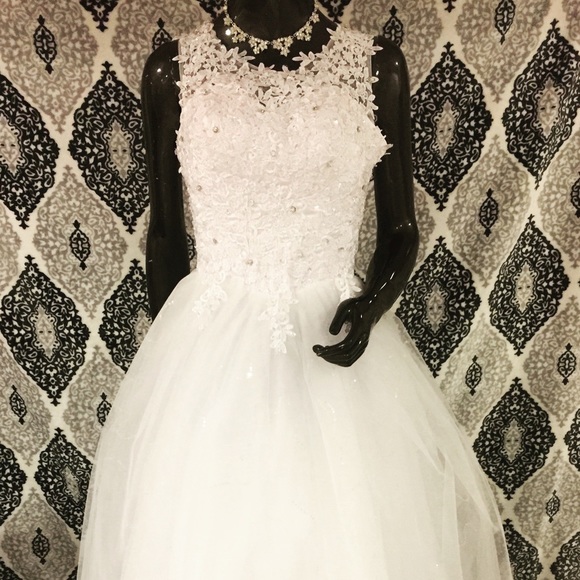 White floral sleeveless Wedding Dress - Picture 1 of 8